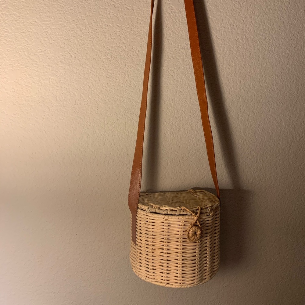 Straw bucket bag NWOT forever 21